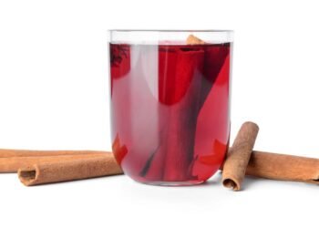 Chá de hibisco com canela: conheça os benefícios para o emagrecimento