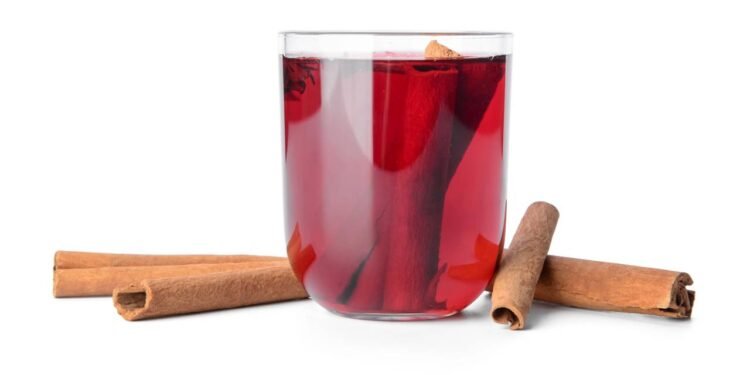 Chá de hibisco com canela: conheça os benefícios para o emagrecimento