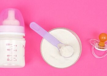 Bebês e fórmula contaminada: pediatras orientam sobre sintomas e cuidados