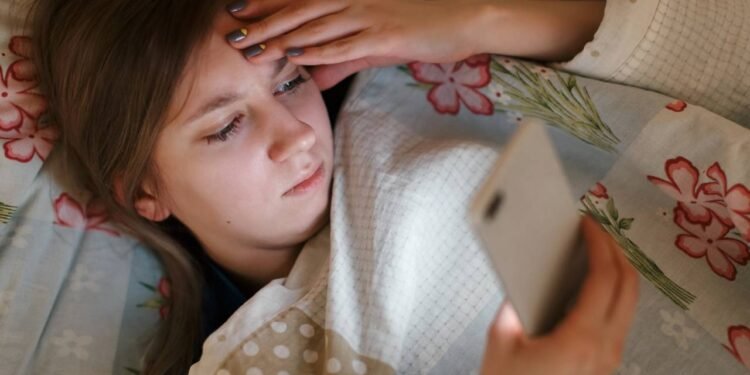 Saiba porque o uso de celular antes de dormir afeta seu sono