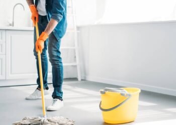 Coloque água e sal na sua faxina e deixe seu piso brilhando