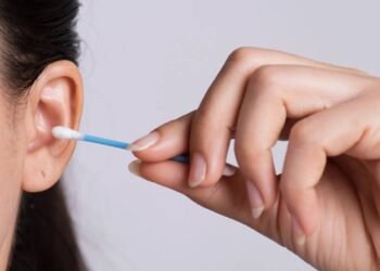Saiba por que médicos não indicam o uso de cotonetes