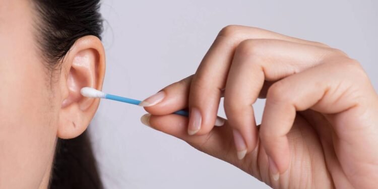 Saiba por que médicos não indicam o uso de cotonetes