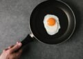 Coloque leite na frigideira e melhore o jeito de fazer ovos