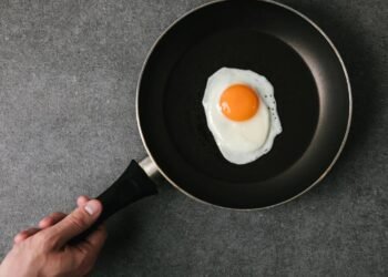 Coloque leite na frigideira e melhore o jeito de fazer ovos