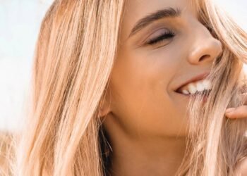 Cabelo loiro no verão: saiba como proteger os fios