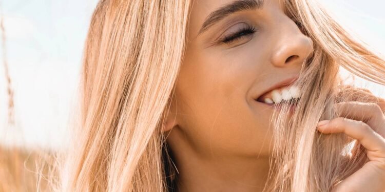 Cabelo loiro no verão: saiba como proteger os fios
