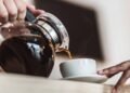Tomar café de manhã pode ser prejudicial; entenda