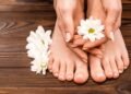 Cuidado com os pés: por que lavar com sabão neutro e sal pode ajudar