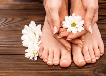 Cuidado com os pés: por que lavar com sabão neutro e sal pode ajudar