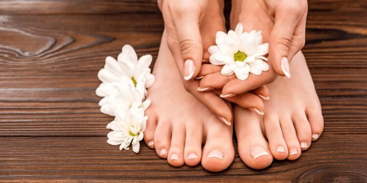 Cuidado com os pés: por que lavar com sabão neutro e sal pode ajudar