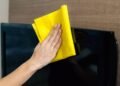 Saiba como fazer a limpeza ideal da sua TV e quais produtos evitar