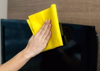 Saiba como fazer a limpeza ideal da sua TV e quais produtos evitar