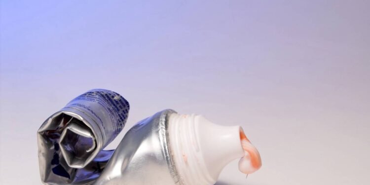 Não jogue fora! Saiba como reaproveitar tubos de pasta de dente