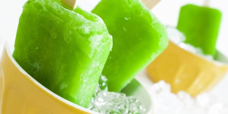 Caseiro e saudável: saiba como preparar picolé sem açúcar
