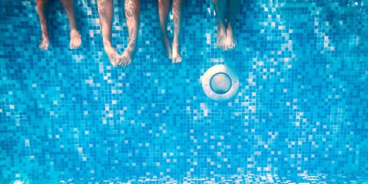 Verão: saiba como manter sua piscina limpa por mais tempo