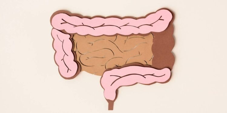Homem conviveu por dois anos com sintoma clássico do câncer de intestino; saiba qual
