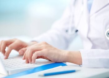 Médico ignora sintomas comuns e descobre câncer de intestino; entenda