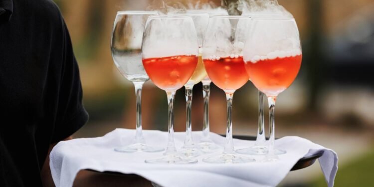 Homem tem estômago perfurado após tomar coquetel com nitrogênio líquido