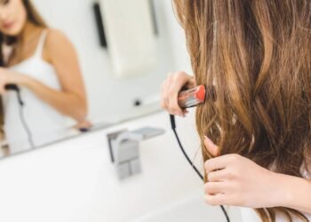 Anvisa proíbe diversos alisantes e saneantes; saiba quais