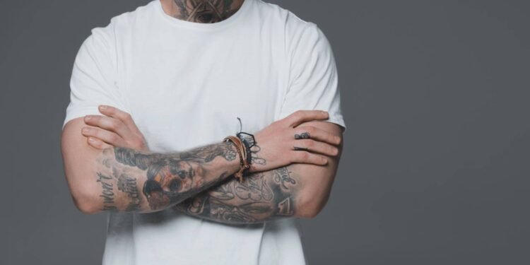 Alergia a tatuagem vermelha leva homem a passar por 7 cirurgias