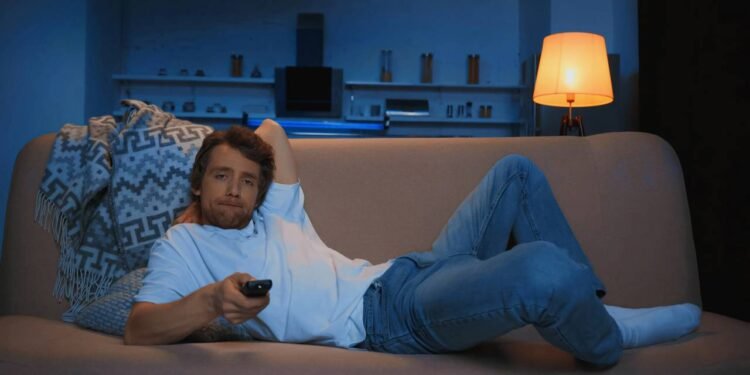 Dormir tarde aumenta risco de AVC e infarto? Estudo choca; veja