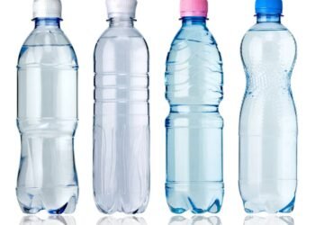 Água em garrafa plástica pode prejudicar sua saúde; saiba tudo