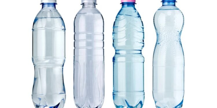 Água em garrafa plástica pode prejudicar sua saúde; saiba tudo