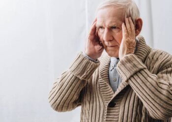 Fevereiro Roxo alerta para sintomas iniciais do Alzheimer