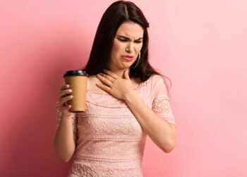 É verdade que café requentado causa azia e má digestão? Entenda