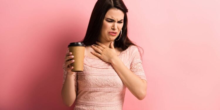 É verdade que café requentado causa azia e má digestão? Entenda