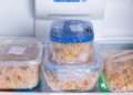 Congelar alimentos perto do vencimento é seguro? Entenda