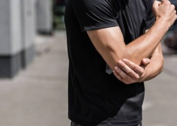 Por que sentimos choque ao bater o cotovelo? Neuro explica