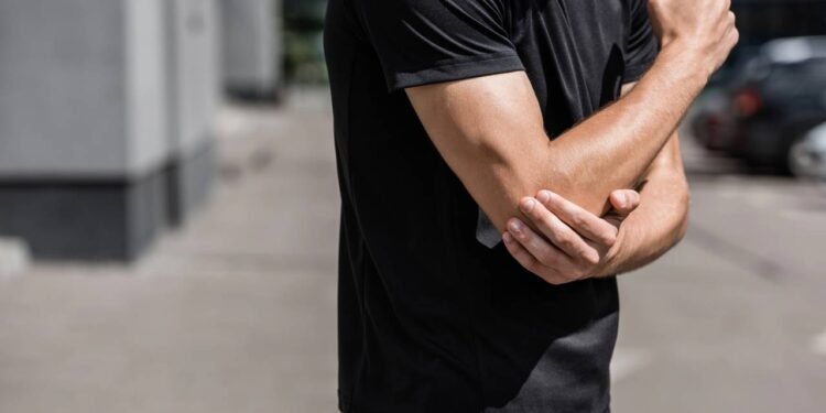 Por que sentimos choque ao bater o cotovelo? Neuro explica