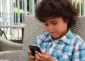 Celular cedo demais? Veja os riscos para crianças