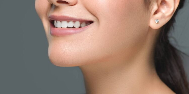 Esses cuidados caseiros podem ajudar a clarear seus dentes; veja