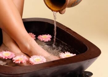 Escalda-pés: aprenda receita relaxante para aliviar o estresse