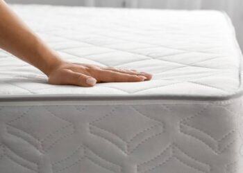 Coloque talco no seu colchão e acabe com a umidade; veja