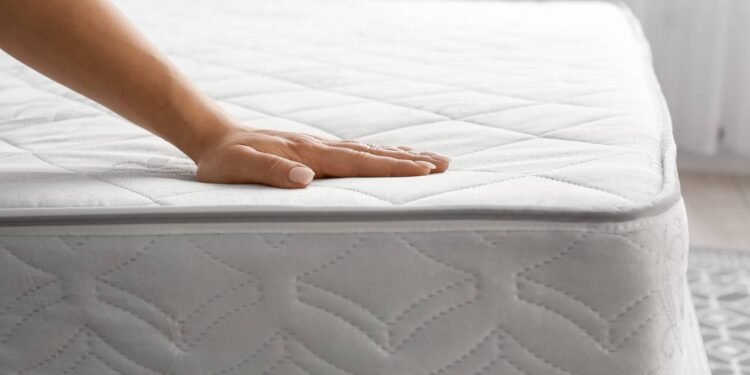 Coloque talco no seu colchão e acabe com a umidade; veja