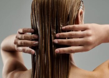 Você está lavando seu cabelo errado e esse truque pode salvar seus fios