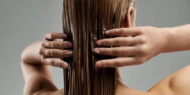 Você está lavando seu cabelo errado e esse truque pode salvar seus fios
