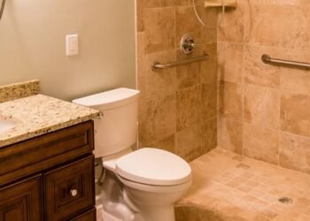 Conheça o piso perfeito para o box do banheiro: fácil de aplicar e sem obras