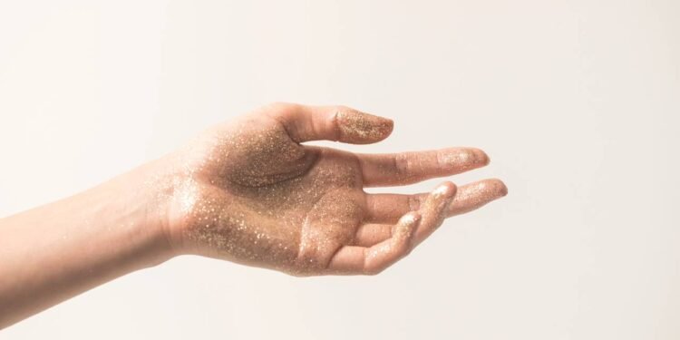 Fim do Carnaval: saiba os truques para tirar o glitter do corpo