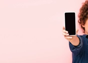 Celular para crianças: saiba os riscos e idade ideal para iniciar uso