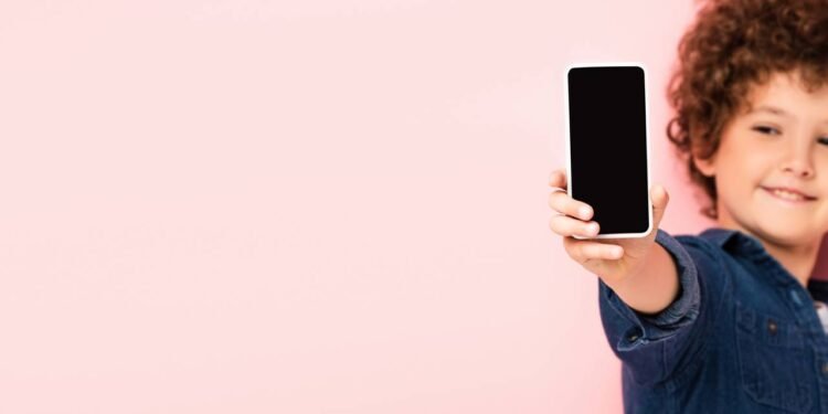 Celular para crianças: saiba os riscos e idade ideal para iniciar uso