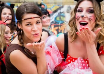 Beijo de Carnaval: especialistas alertam foliões para doenças