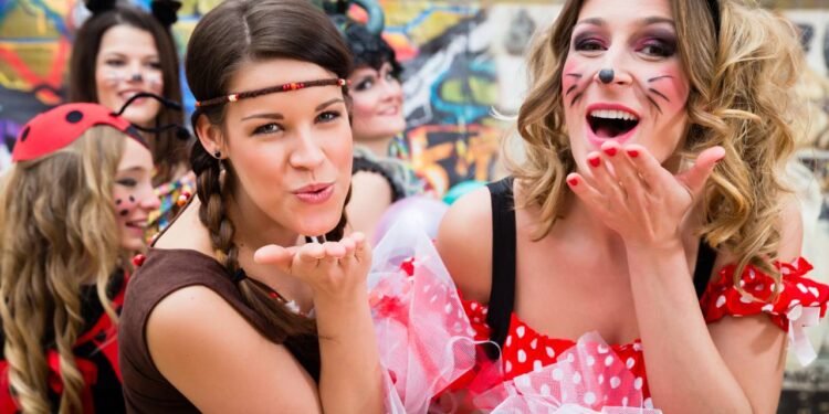 Beijo de Carnaval: especialistas alertam foliões para doenças