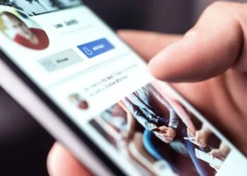 Vigia o ex nas redes? Saiba o que a psicologia diz sobre você