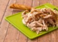 Aprenda a desfiar frango de forma eficaz e deixe mais saboroso