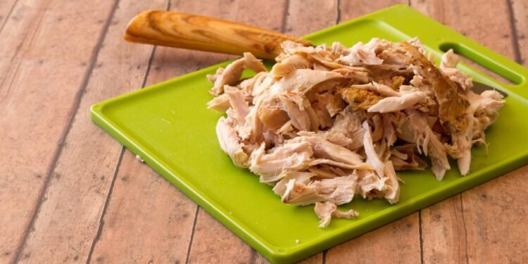 Aprenda a desfiar frango de forma eficaz e deixe mais saboroso